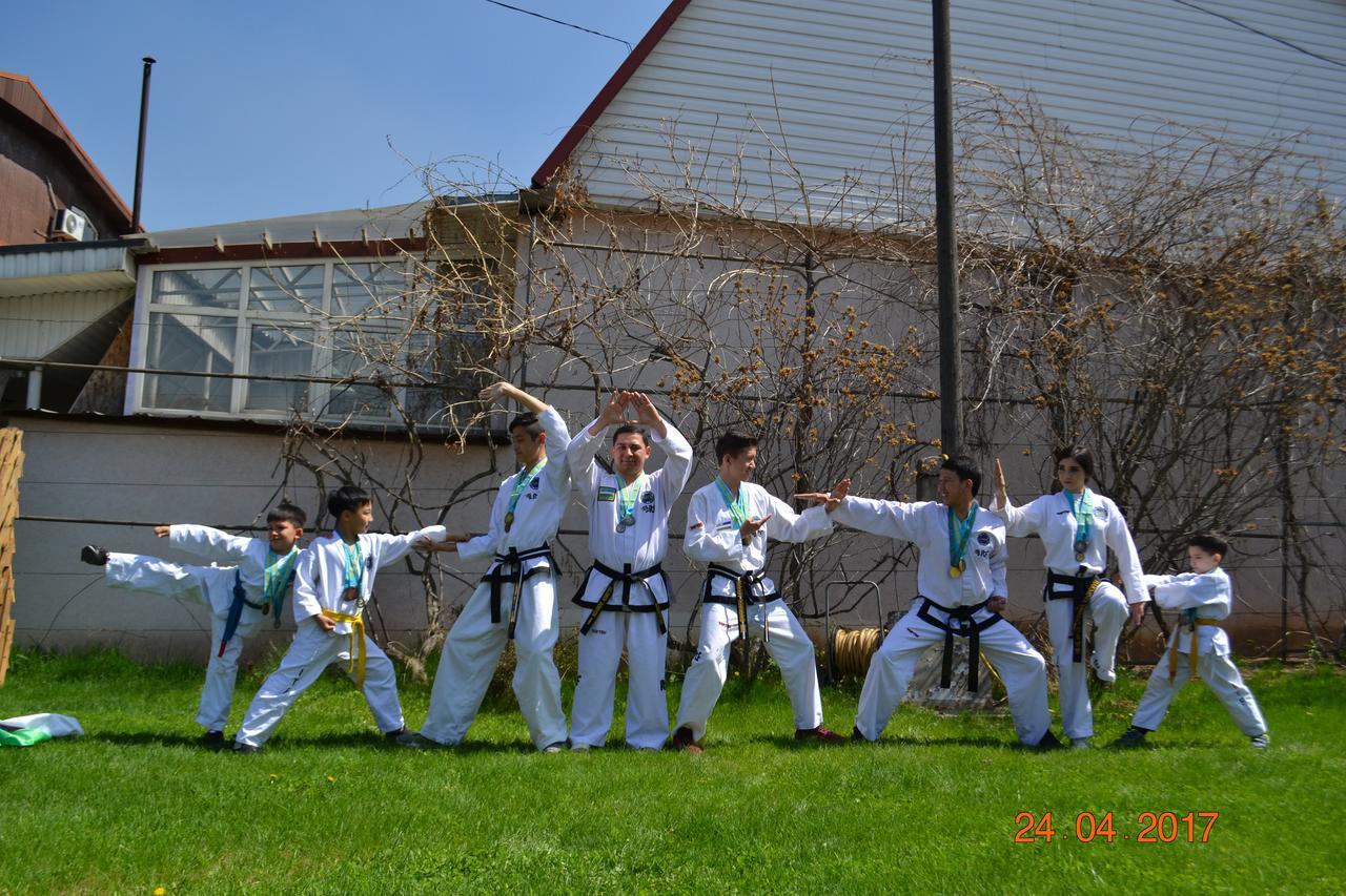 Interhouse Almaty Hostel ภายนอก รูปภาพ
